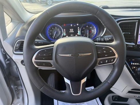 Used 2024 Chrysler Pacifica Touring-L FWD image 14