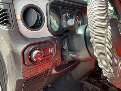 Used 2024 Jeep Gladiator Sport AWD/4WD image 17