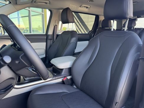 Used 2023 Kia Carnival LX image 31