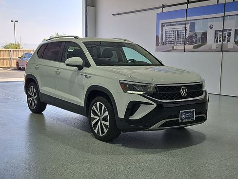 Used 2022 Volkswagen Taos SE FWD image 2