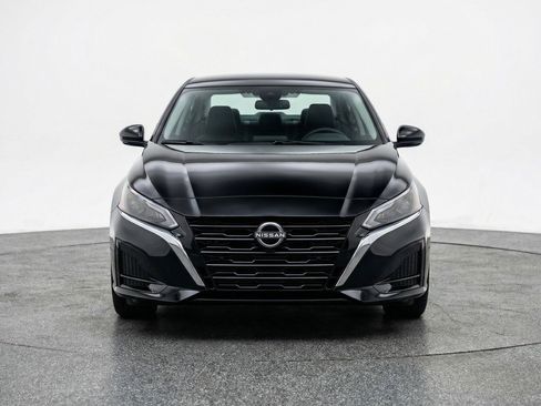 Used 2025 Nissan Altima 2.5 SV FWD image 2