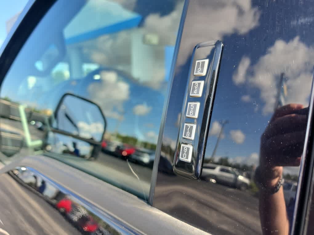 Used 2022 Ford F250 Lariat w/ Lariat Ultimate Package AWD/4WD image 14