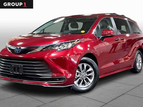 Used 2023 Toyota Sienna LE image 1