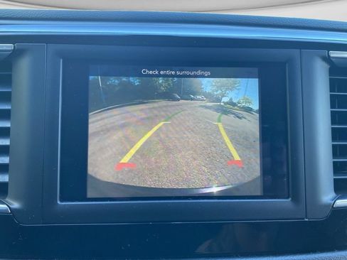 Used 2020 Chrysler Pacifica Touring-L FWD image 39