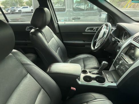 Used 2015 Ford Explorer XLT w/ Equipment Group 202B FWD image 10