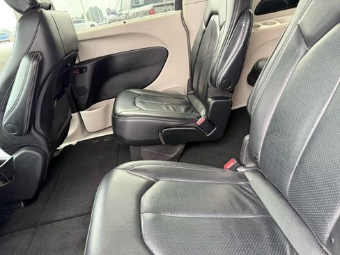 Used 2022 Chrysler Pacifica Touring-L image 24