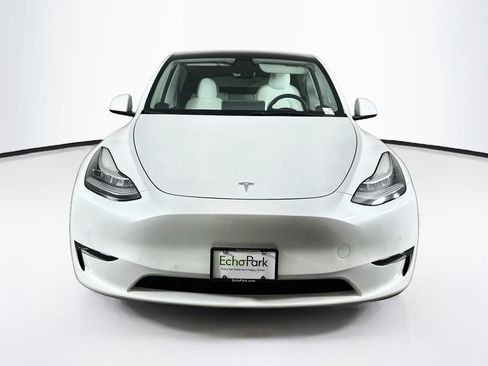 Used 2022 Tesla Model Y Long Range AWD/4WD image 2