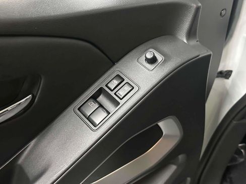 Used 2025 Nissan Frontier SV image 16