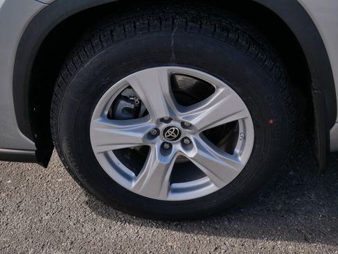 Certified 2022 Toyota Highlander LE image 15