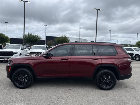 Used 2024 Jeep Grand Cherokee L Laredo AWD/4WD image 4