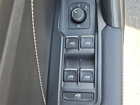 Used 2022 Volkswagen Tiguan SE R-Line image 24