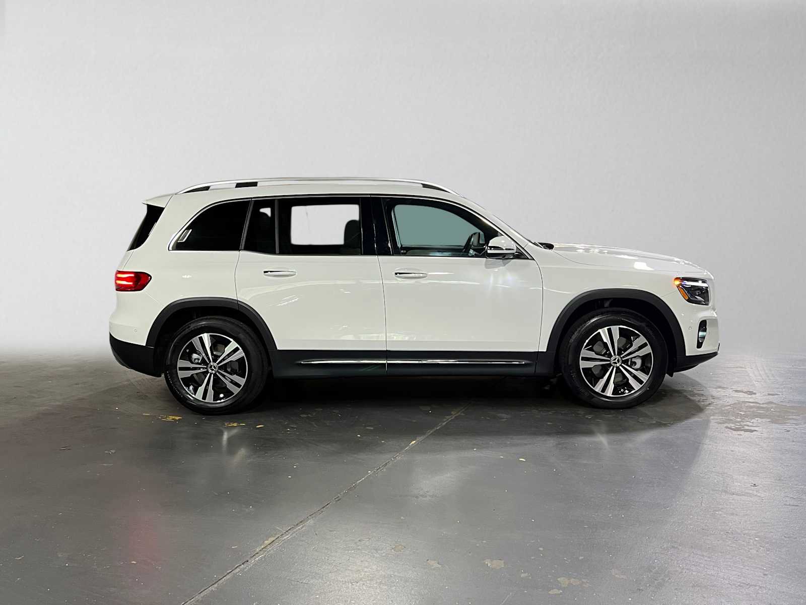 Used 2026 Mercedes-Benz GLB 250 4MATIC image 2