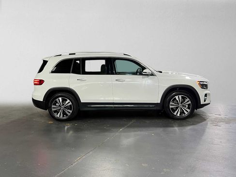 Used 2026 Mercedes-Benz GLB 250 4MATIC image 2