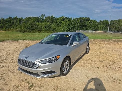 Used 2018 Ford Fusion SE w/ Fusion SE Technology Package FWD image 2