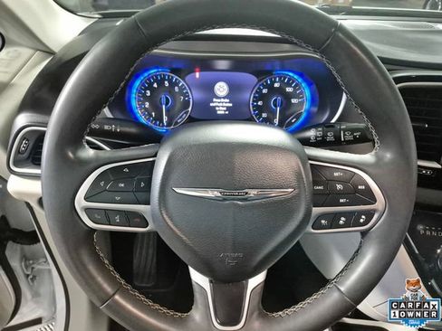 Used 2024 Chrysler Pacifica Touring-L image 11