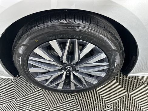 Used 2023 Nissan Altima 2.5 SV FWD image 2