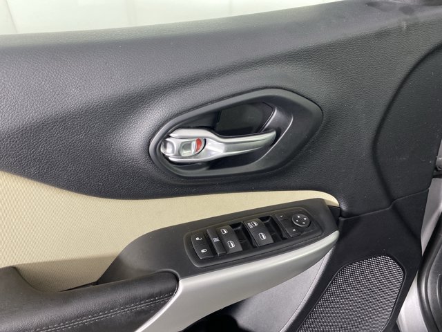 Used 2017 Jeep Cherokee Sport AWD/4WD image 12
