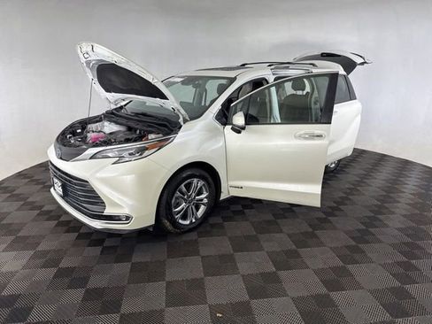 Used 2021 Toyota Sienna Platinum AWD/4WD image 12
