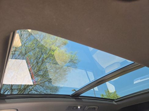 Used 2024 Volkswagen Tiguan SE R-Line image 16