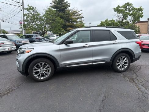 Used 2021 Ford Explorer XLT w/ Equipment Group 202A AWD/4WD image 2