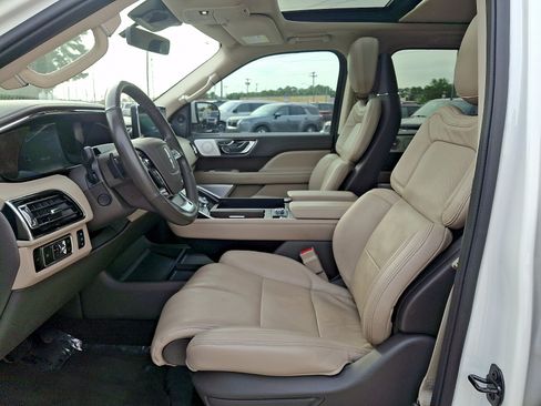 Certified 2024 Lincoln Navigator Reserve AWD/4WD image 12