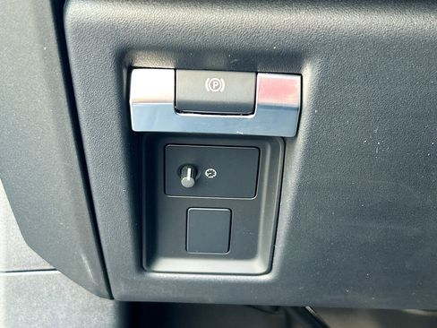 New 2025 Land Rover Defender 90 V8 image 27