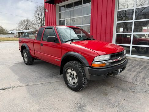 Used 2003 Chevrolet S10 Pickup LS w/ LS Preferred Equipment Group AWD/4WD image 2