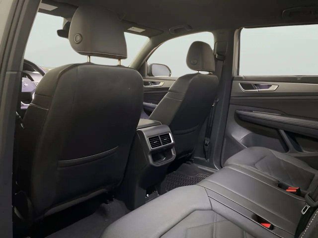 Used 2025 Volkswagen Atlas Cross Sport SE AWD/4WD image 31