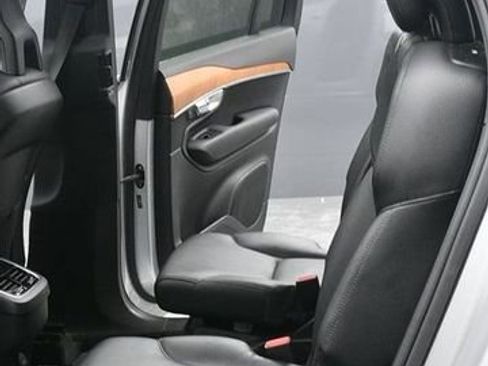 Used 2021 Volvo XC90 T6 Momentum image 16