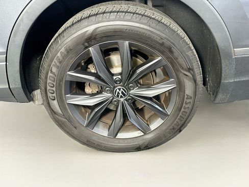 Used 2023 Volkswagen Tiguan SE w/ Panoramic Sunroof Package FWD image 11