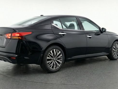 Used 2025 Nissan Altima 2.5 SV image 9