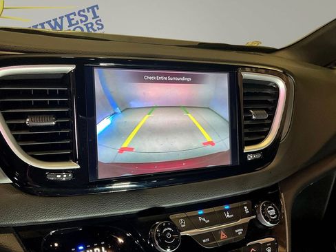 Used 2025 Chrysler Pacifica Select FWD image 15