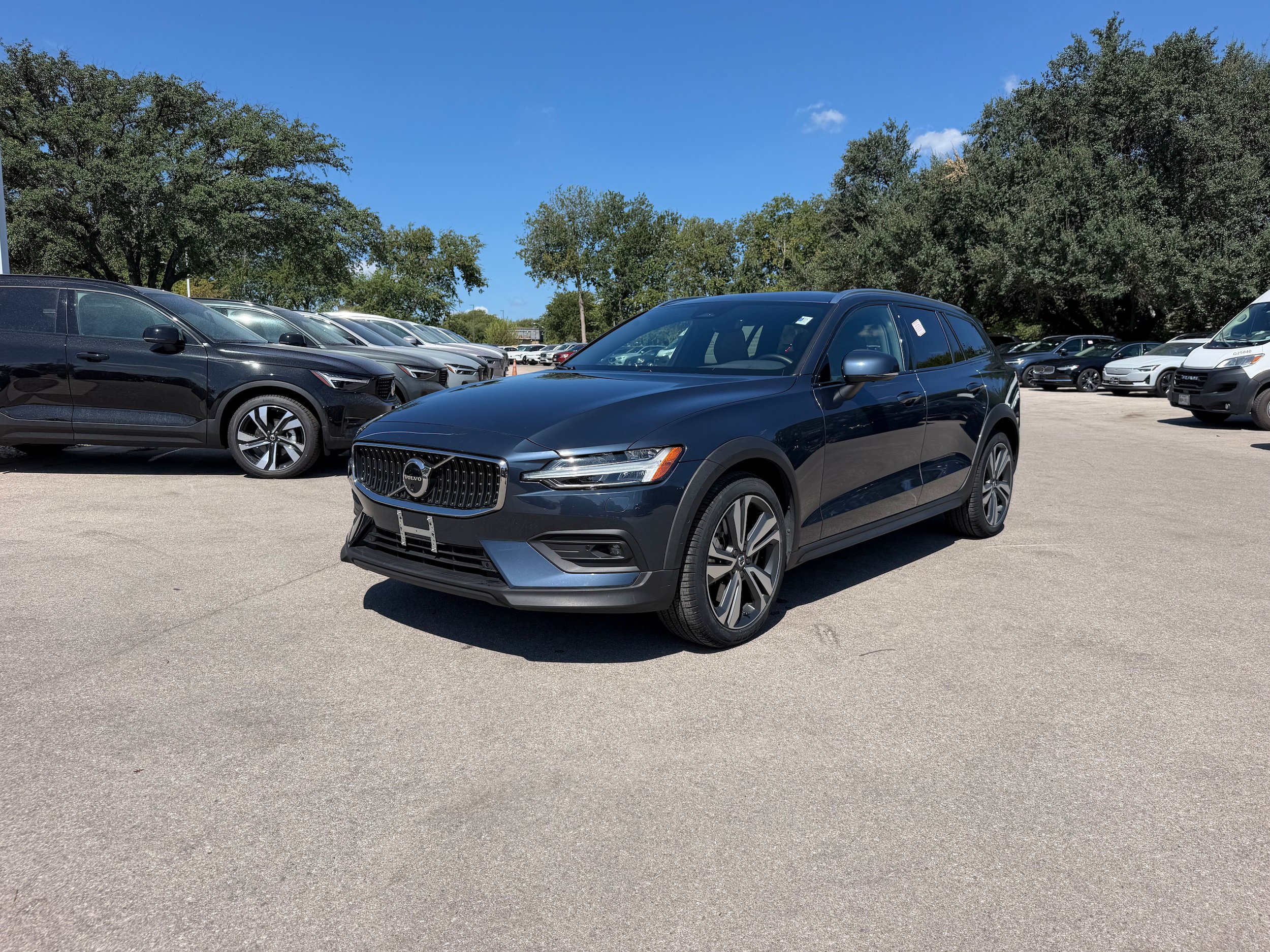 Certified 2025 Volvo V60 B5 Cross Country Plus AWD/4WD image 2