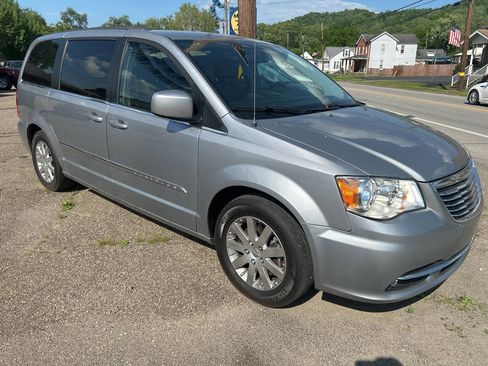 Used 2015 Chrysler Town & Country Touring FWD image 1