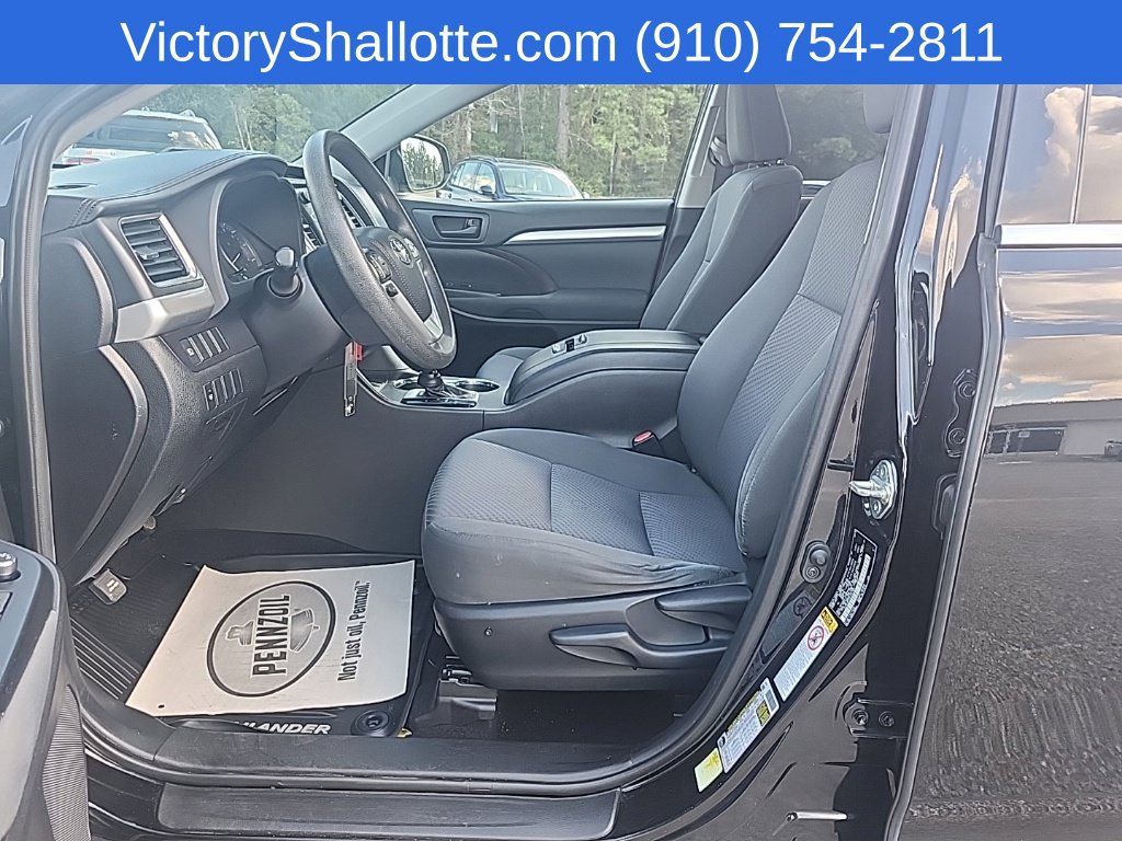 Used 2019 Toyota Highlander LE AWD/4WD image 16