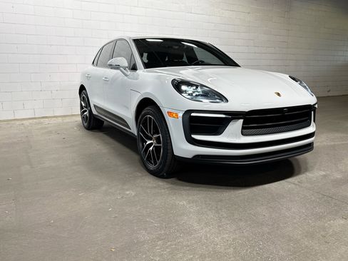 Certified 2022 Porsche Macan image 6