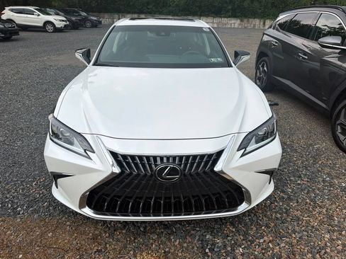 Used 2025 Lexus ES 300h w/ Luxury Package FWD image 2