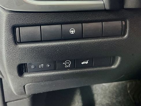 Used 2024 Nissan Rogue SV image 11