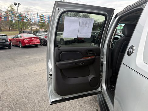 Used 2013 Chevrolet Avalanche LT image 12