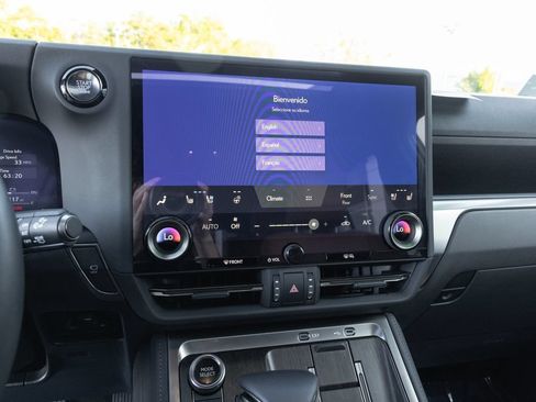 Used 2025 Lexus GX 550 w/ Accessory Package (2T) AWD/4WD image 18