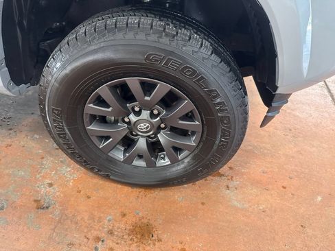 Used 2020 Toyota Tacoma SR5 AWD/4WD image 10