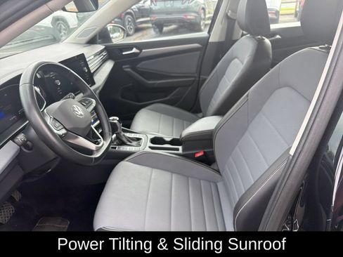 Used 2025 Volkswagen Jetta SE FWD image 13