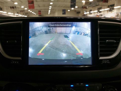 Used 2024 Chrysler Pacifica Touring-L image 25