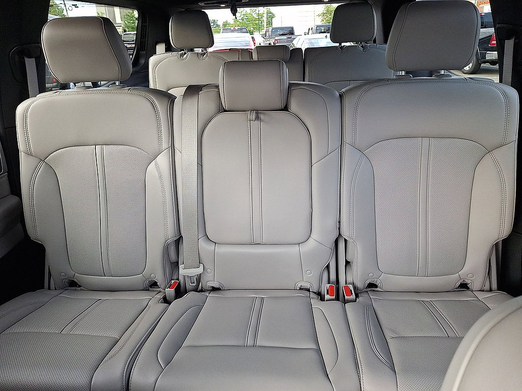 Used 2025 Jeep Wagoneer 4WD image 13