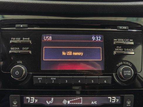 Used 2017 Nissan Rogue SV image 37