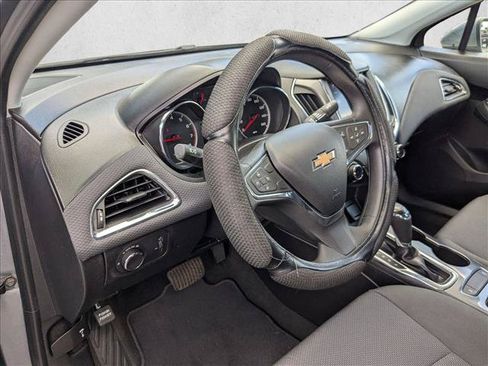 Used 2019 Chevrolet Cruze LT FWD image 10