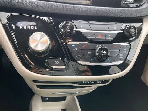 Used 2023 Chrysler Voyager LX FWD image 33