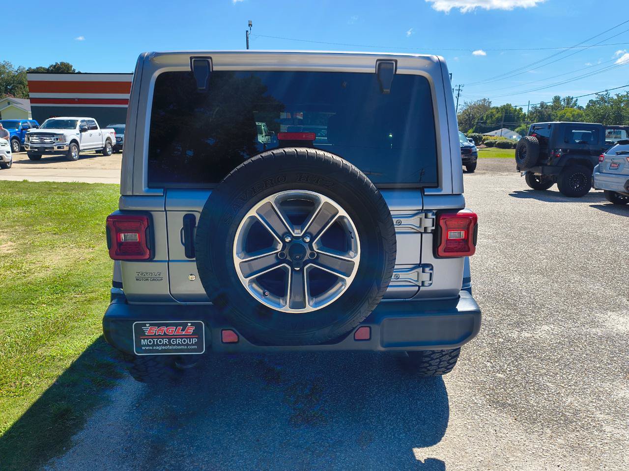 Used 2018 Jeep Wrangler Unlimited Sahara AWD/4WD image 7