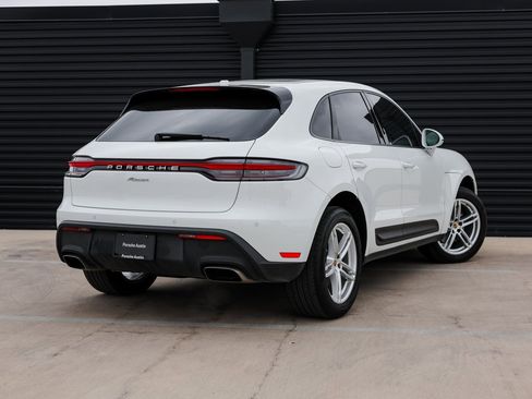 Certified 2022 Porsche Macan image 7