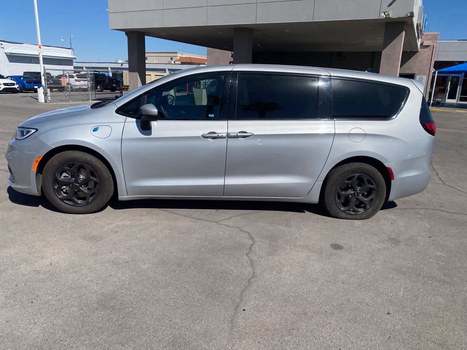 Used 2023 Chrysler Pacifica Touring-L w/ S Appearance Package FWD image 9